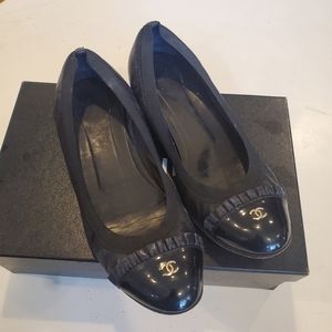 Black Chanel ballerina flats shoes 38 7.5 with ruffle detail